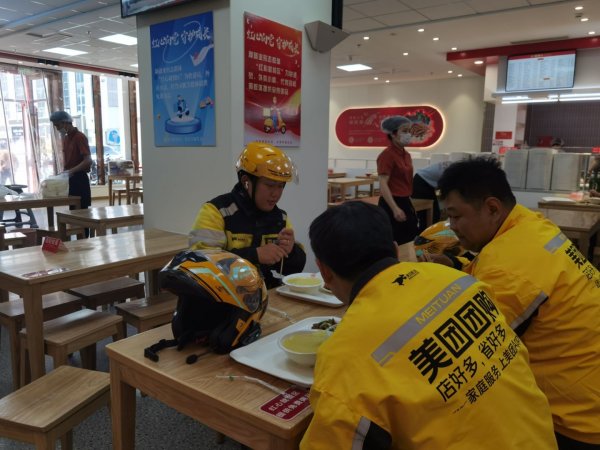 慧仁策略 烟台市芝罘区毓璜顶街道海防营社区联合超意兴快餐设立 “红心就餐区”