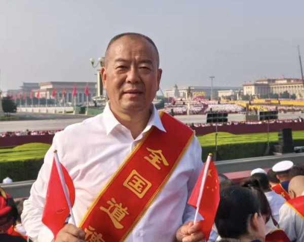 财新网 “震撼！激动！和平来之不易！”三星堆文物修复师郭汉中受邀观礼九三阅兵